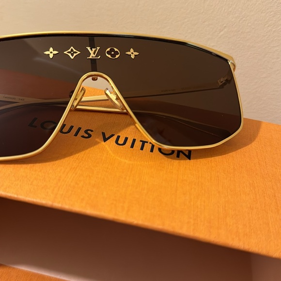 Louis Vuitton sunglasses almost never worn perfect condition - Picture 4 of 4